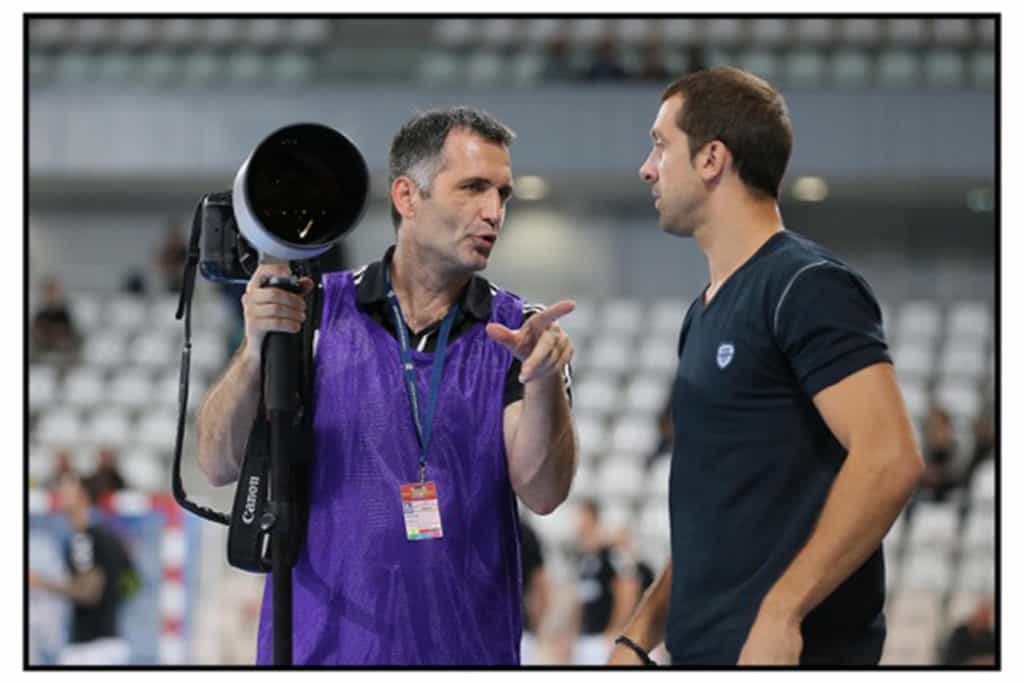 Stéphane Pillaud en plein échange avec Michaël Guigou. Les Handballeurs sont très accessibles d'après le photographe. 