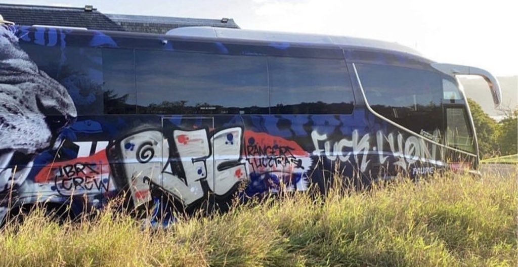 Le bus de l'OL a été tagué par les supporters écossais. Des tags divers dont un "Fuck Lyon". Est-ce que cela va piquer les Lyonnais
