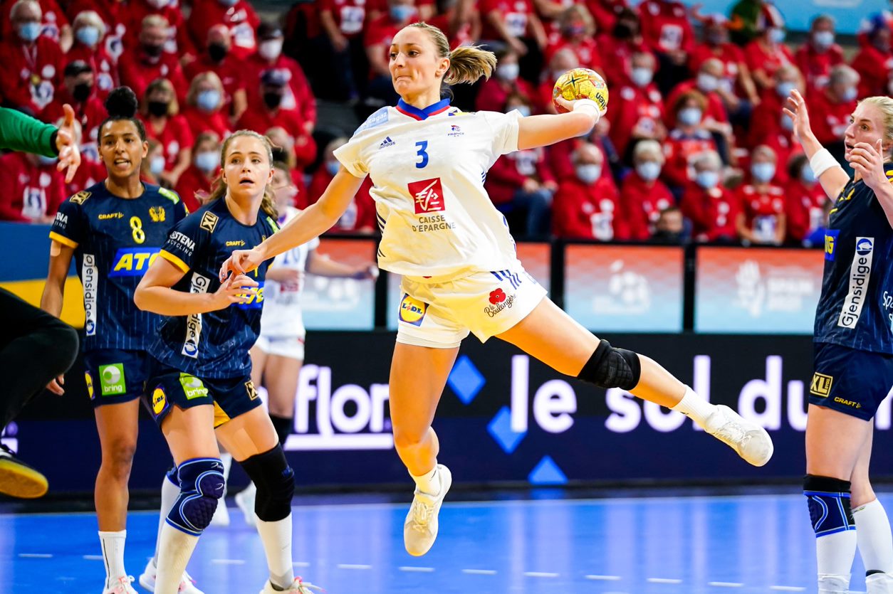 Révélation de ce mondial 2021, Alicia Toublanc, ailière gauche du Brest Bretagne Handball et des Bleues revient avec nous sur cette compétition.