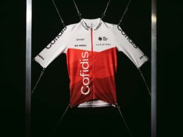 L'équipe cycliste française Cofidis a dévoilé son maillot pour la saison 2022. Avec quelques nouveautés et un cuissard noir.