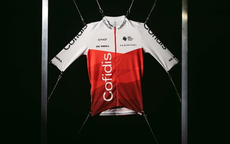 L'équipe cycliste française Cofidis a dévoilé son maillot pour la saison 2022. Avec quelques nouveautés et un cuissard noir.