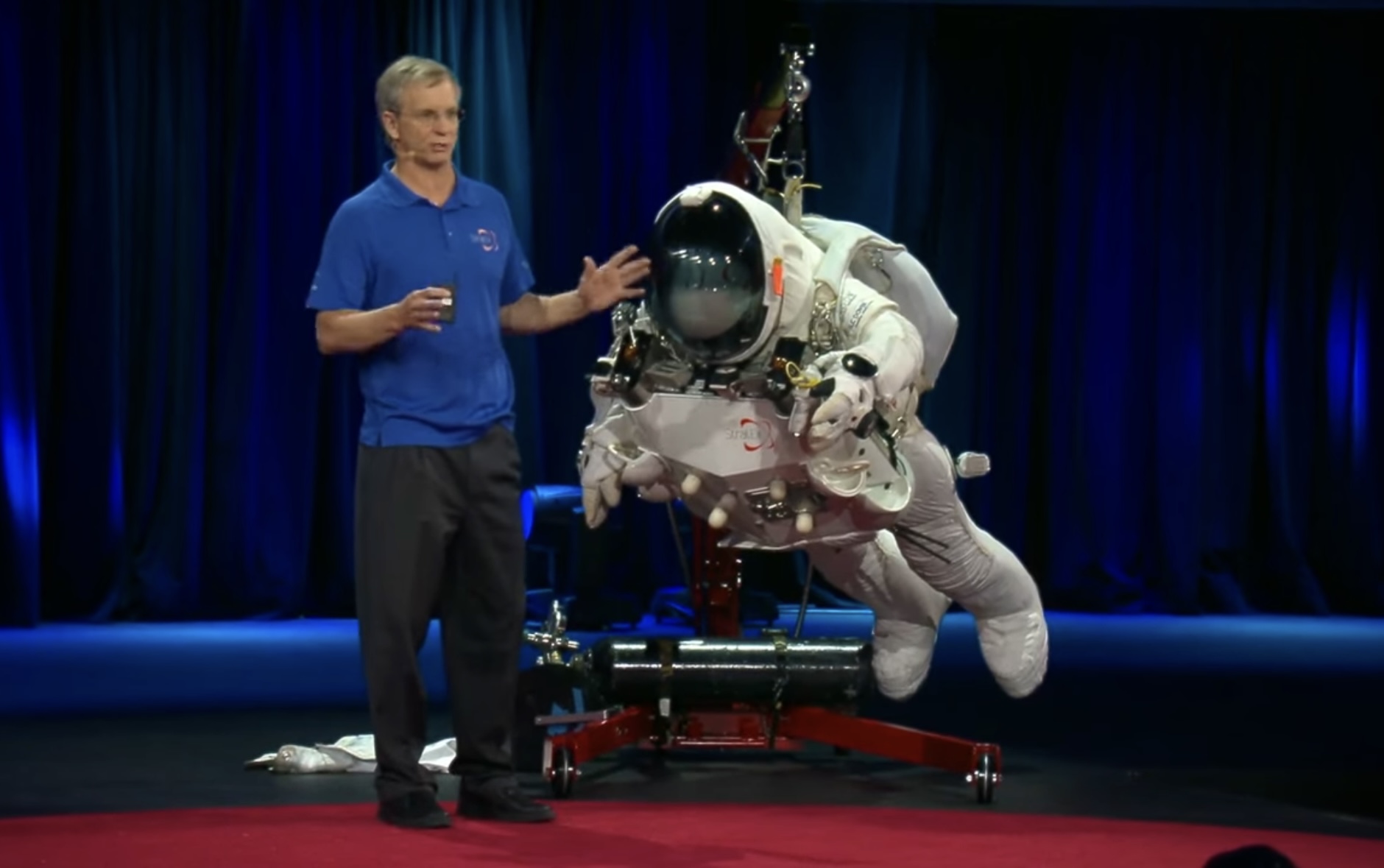 Alan Eustace expose sa fameuse combinaison lors de la TED Conférence tenue à Vancouver, en 2015
